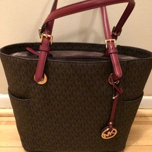 Michael Kors Jet Set Item EW Signature Tote
